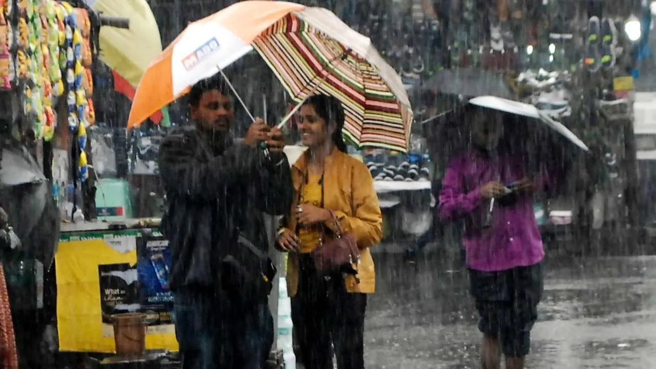 ঘূর্ণাবর্তের জেরে দক্ষিণবঙ্গের একাধিক জেলায় ঝড়বৃষ্টি! আজকের আবহাওয়া